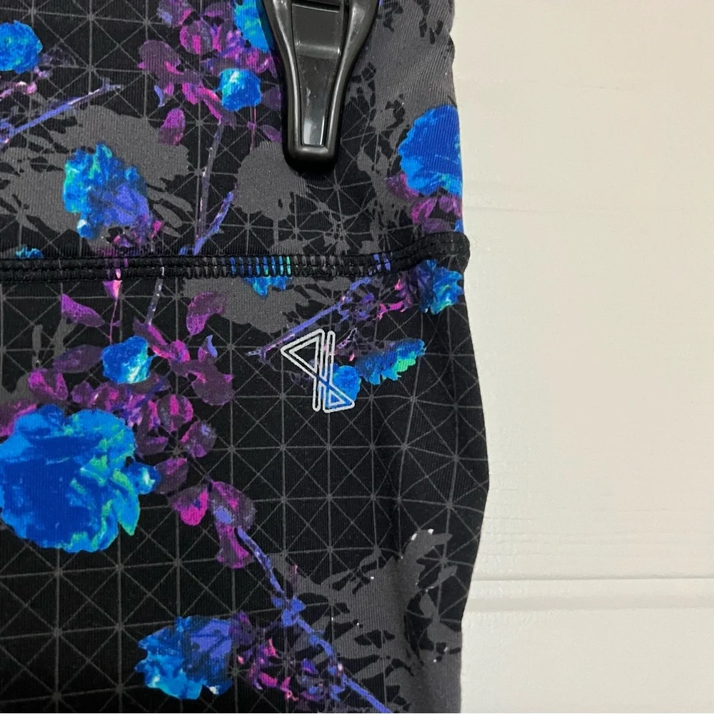 Aritzia Black and Blue Floral Leggings - Picture 3 of 7